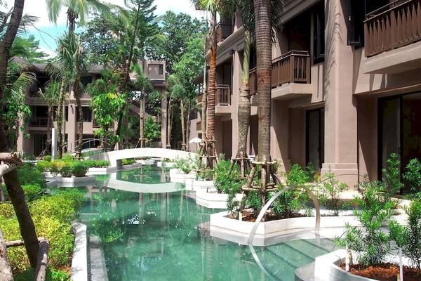 Außenbereich des La Flora Khao Lak Hotels mit Swimmingpool und tropischen Pflanzen