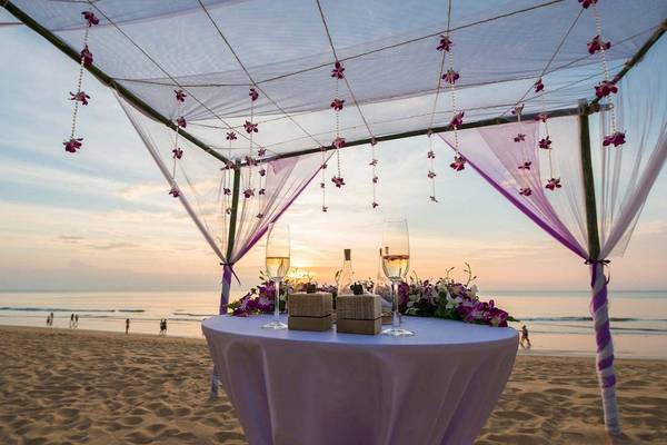 Hochzeitstisch auf dem Strand bei Sonnenuntergang im Haven Khao Lak