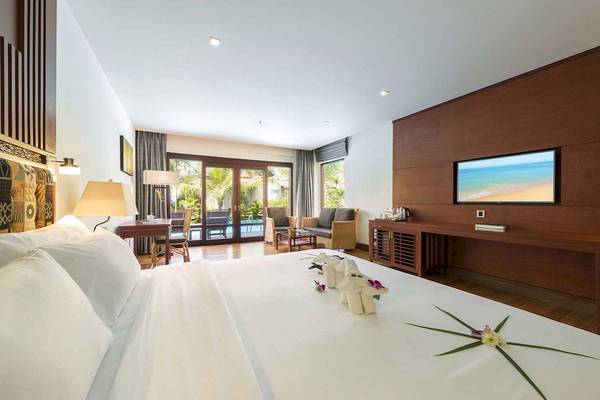 Luxuriöses Zimmer im Haven Khao Lak Hotel mit Blick auf den Pool und das Meer.