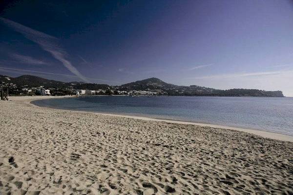 Strand des Argos Hotels mit blauem Himmel und Bergen im Hintergrund