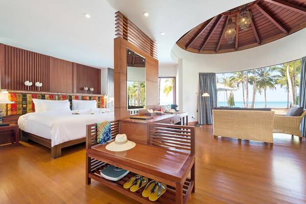 Innenansicht eines Hotelzimmers mit Strandblick im The Haven Khao Lak