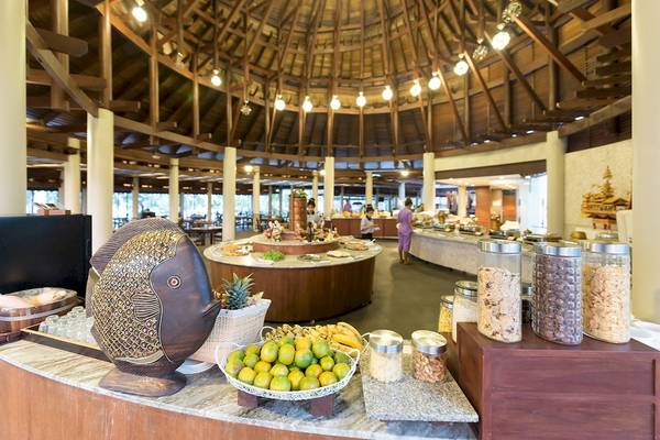 Buffet im Restaurant des Haven Khao Lak Hotels mit Obst, Fischskulptur und Frühstückstheke.