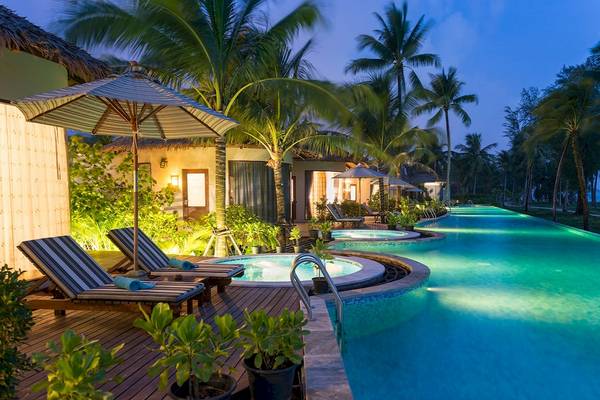 Pool-Lounge-Bereich bei The Haven Khao Lak mit Sonnenliegen und einem großen Swimmingpool