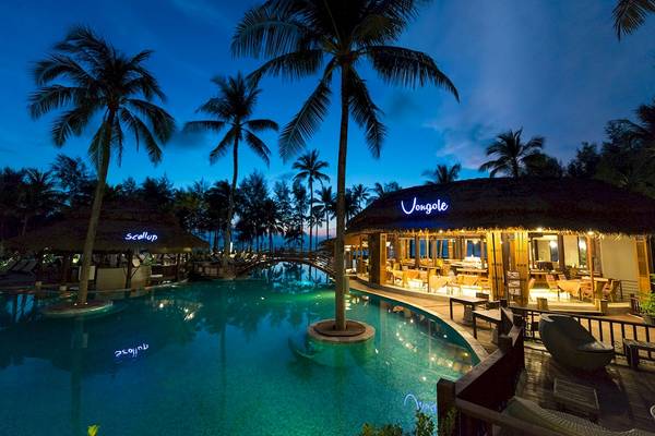 Nachtansicht des The Haven Khao Lak mit Pool und Restaurant.