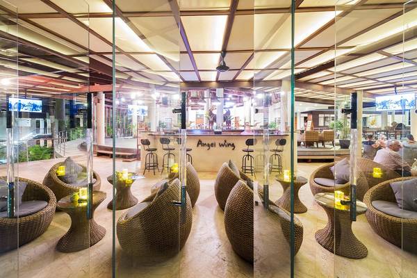 Loungebereich des The Haven Khao Lak Hotels mit runden Korbsesseln und Tischen.