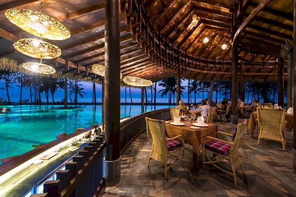 Poolrestaurant im The Haven Khao Lak mit Blick auf den Pool und Palmen