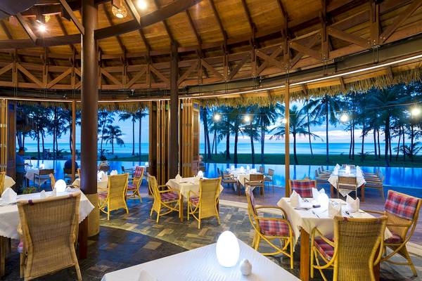 Innenansicht des Restaurants im The Haven Khao Lak Hotel mit Blick auf den Ozean.