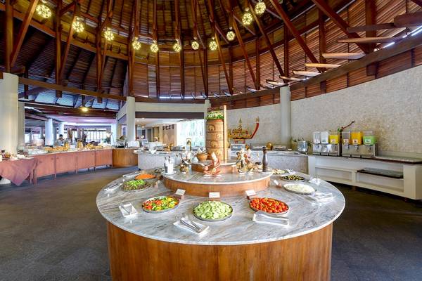 Buffet im Restaurant des The Haven Khao Lak mit verschiedenen Salaten und Vorspeisen.