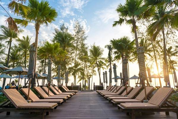 Außenbereich des Haven Khao Lak Hotels mit vielen Liegen und Sonnenschirmen