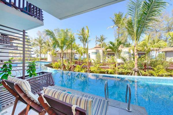 Aussicht auf den Pool und Bungalows im Haven Khao Lak Hotel.