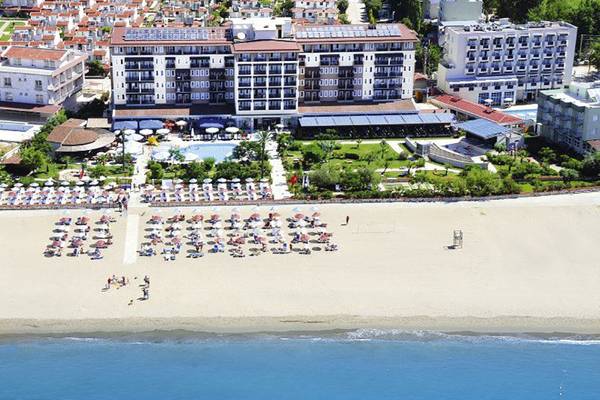 Luftaufnahme des Club Cactus Paradise Hotels mit Pool und Strand