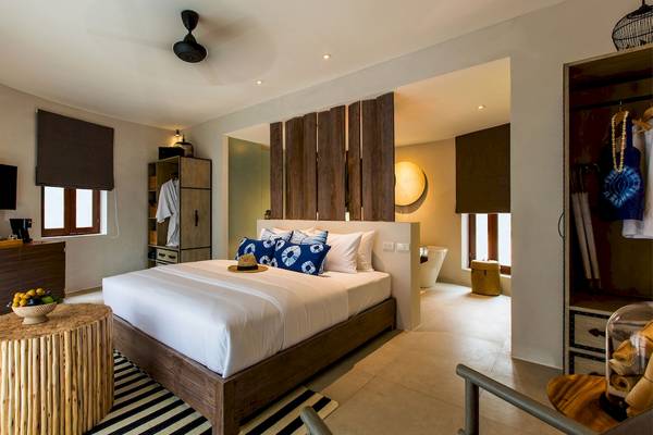 Schlafzimmer im Bangsak Village Hotel mit Doppelbett, Nachttisch, Schrank und Fernseher.