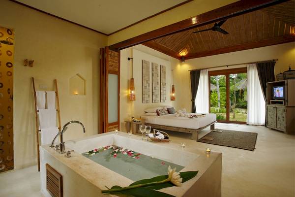 Schlafzimmer im Bangsak Village Hotel mit Badewanne, Bett und offenem Fenster.