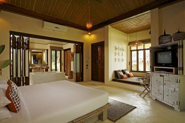 Schlafzimmer im Bangsak Village Hotel mit großem Bett und offenem Badezimmer