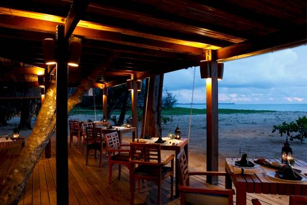 Abendessen im Bangsak Village Restaurant mit Blick auf den Ozean bei Nacht.