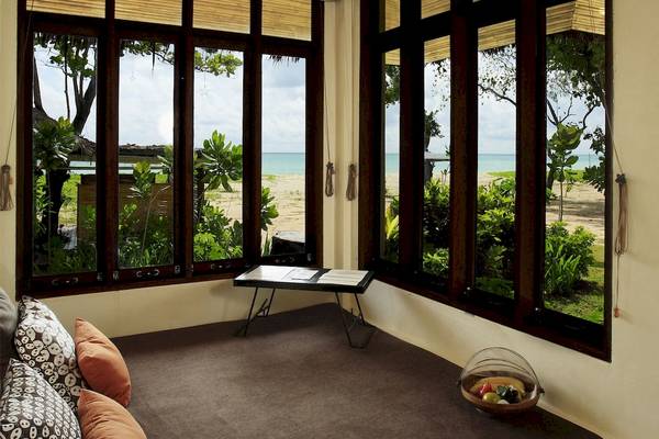 Blick von einem Zimmer im Bangsak Village Hotel auf den Strand.
