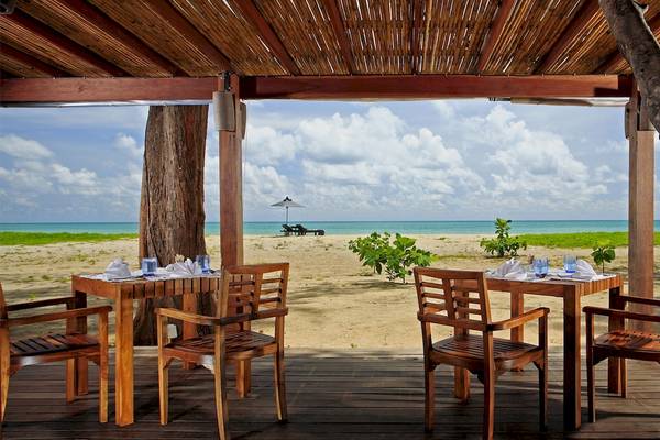Terrasse im Bangsak Village mit Blick auf den Strand und das Meer