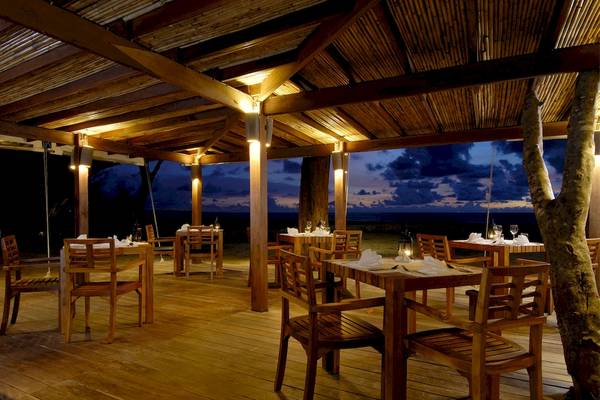 Abendessen auf der Terrasse im Bangsak Village mit Blick auf den Ozean