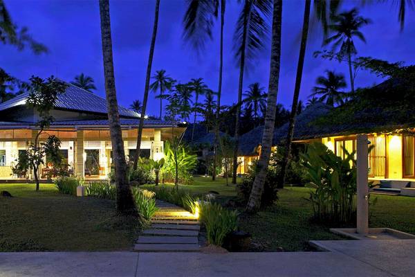 Bangsak Village Hotel bei Nacht mit beleuchteten Wegen und Gebäuden.