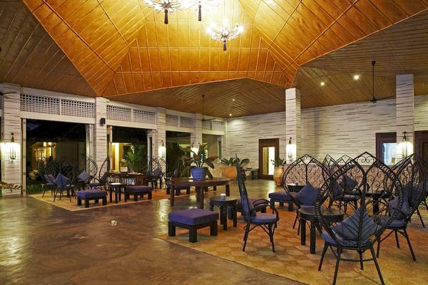 Innenbereich des Bangsak Village Hotels mit Möbeln, Pflanzen und einer hohen Decke