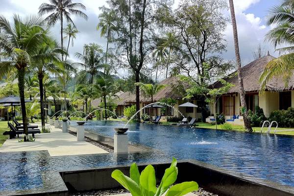 Außenbereich des Bangsak Village Hotels mit Swimmingpool und Wasserfontänen