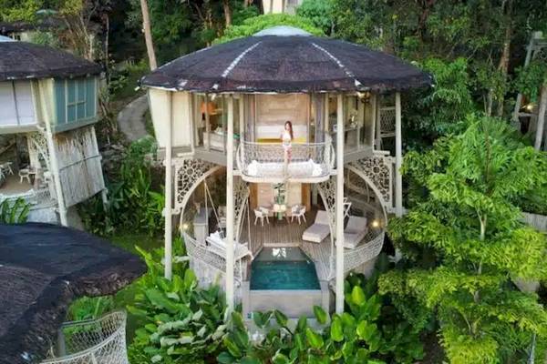 Luftaufnahme der TreeHouse Villas Koh Yao mit mehreren Baumhäusern und einem Pool.