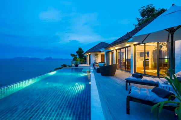 Abendansicht des TreeHouse Villas Koh Yao mit Swimmingpool und Meerblick.