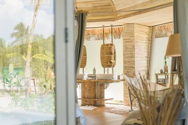 Badezimmer in TreeHouse Villas Koh Yao mit Blick auf den Ozean.