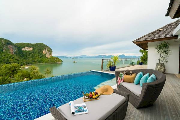 Außenbereich der TreeHouse Villas Koh Yao mit Infinity-Pool und Meerblick.