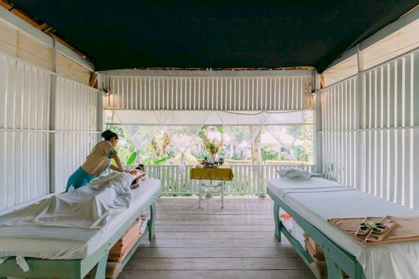 Massagebehandlung auf dem Balkon der TreeHouse Villas Koh Yao.