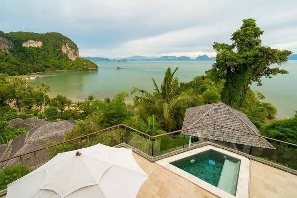 Aussicht auf die TreeHouse Villas Koh Yao mit Pool und Terrasse am Meer