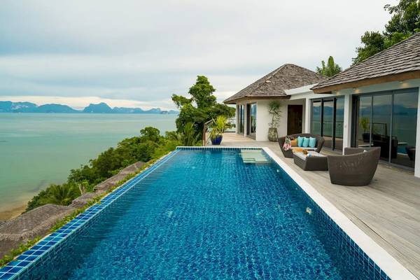 Außenpool der TreeHouse Villas Koh Yao mit Blick auf das Meer.
