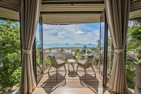 Terrasse mit Meerblick aus der Treehouse Villa Koh Yao