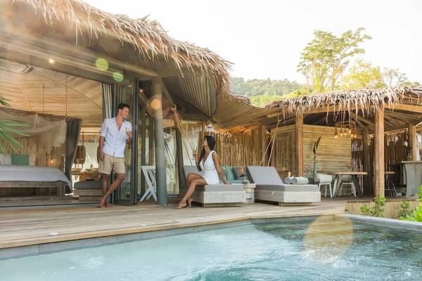 Paar an der Poolseite in einer Treehouse-Villa in Koh Yao