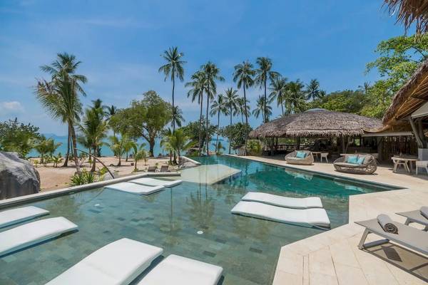 Außenpool der TreeHouse Villas Koh Yao mit Sonnenliegen und StrandhÃ¼tten