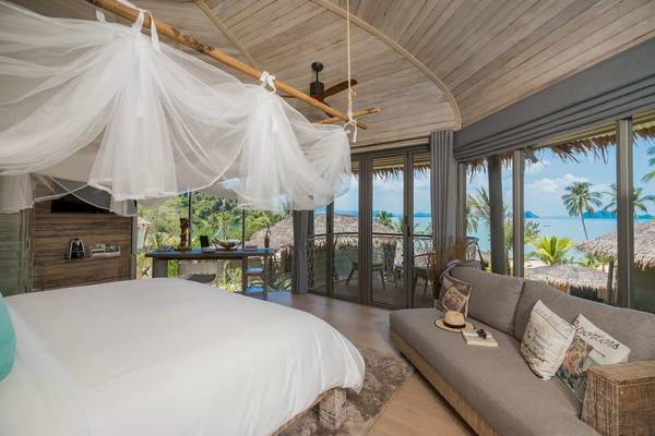 Schlafzimmer der TreeHouse Villas Koh Yao mit Meerblick
