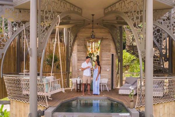 Paar auf der Terrasse mit Pool der TreeHouse Villas Koh Yao