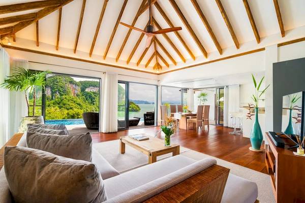 Wohnzimmer mit großer Fensterfront, Ausblick auf Pool und Meer, TreeHouse Villas Koh Yao.