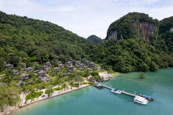 Luftaufnahme der TreeHouse Villas Koh Yao mit vielen Hütten am Strand.
