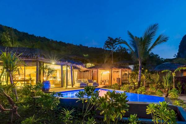 Nachtansicht des Swimmingpools und der Außenbereiche der TreeHouse Villas Koh Yao.
