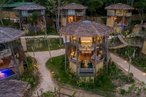 Luftaufnahme der Treehouse Villas Koh Yao mit mehreren Baumhäusern im Dschungel