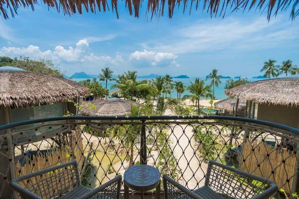 Aussicht von der Balkon der Treehouse Villas Koh Yao mit Blick auf das Meer und die Palmen