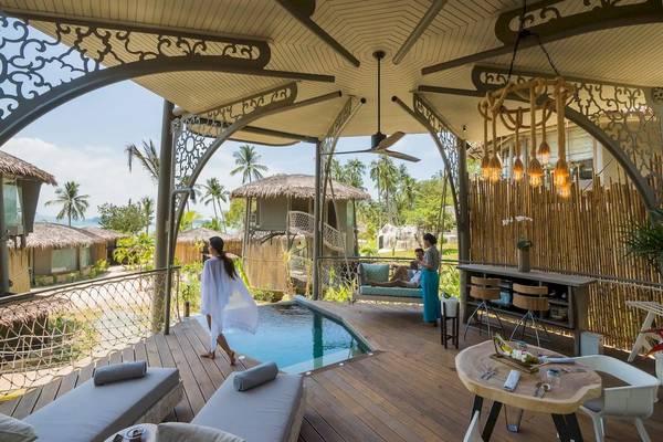 Terrasse der TreeHouse Villas Koh Yao mit Swimmingpool und Liegestühlen