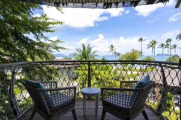Aussicht von der Balkon der TreeHouse Villas Koh Yao mit Meer und Palmen.