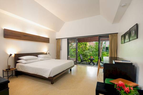 Ein modernes Hotelzimmer im Haadson Resort mit einem Bett und einem Schreibtisch.