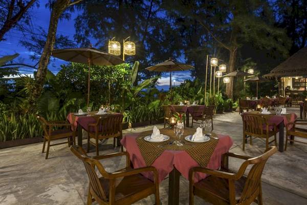 Außenrestaurant des Haadson Resorts bei Nacht mit beleuchteten Tischen und Stühlen.