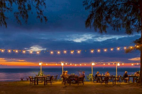 Dinner am Strand des Haadson Resorts mit beleuchteten Girlanden und Blick auf den Ozean