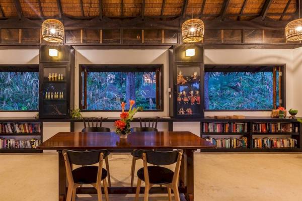 Innenbereich des Haadson Resorts mit Esstisch, Fenstern und Bücherregalen