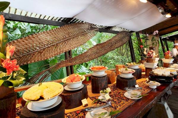 Buffettisch im Haadson Resort mit vielen Gerichten und frischen Früchten.
