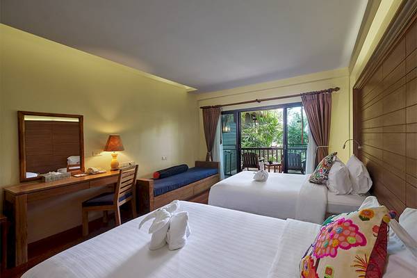 Zwei Hotelzimmer im Khaolak Paradise Resort mit Balkon, Betten und Schreibtisch.